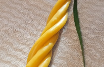 Keturgyslė žvakė iš ekologiško bičių vaško