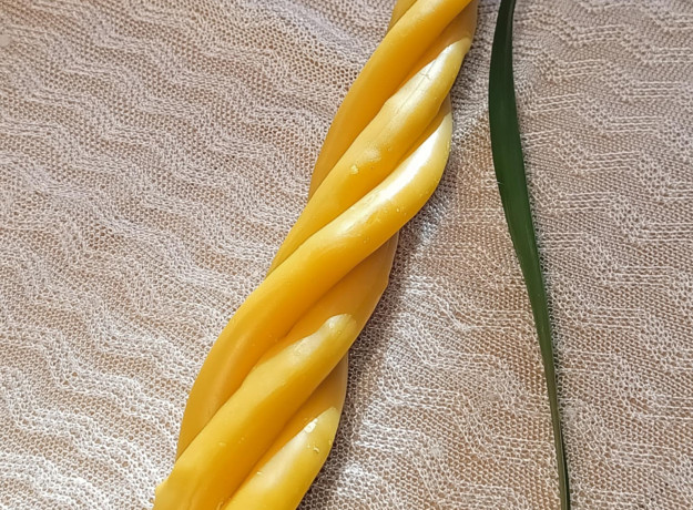 Keturgyslė žvakė iš ekologiško bičių vaško