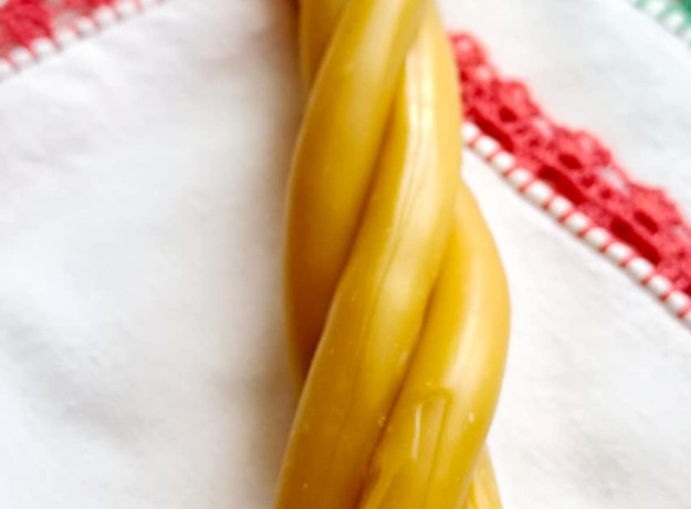 Keturgyslė žvakė iš ekologiško bičių vaško