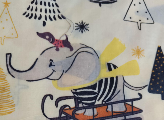 Bičių vaško drobelė „Drambliukai ant rogių“ rudo kartono pakuotėje