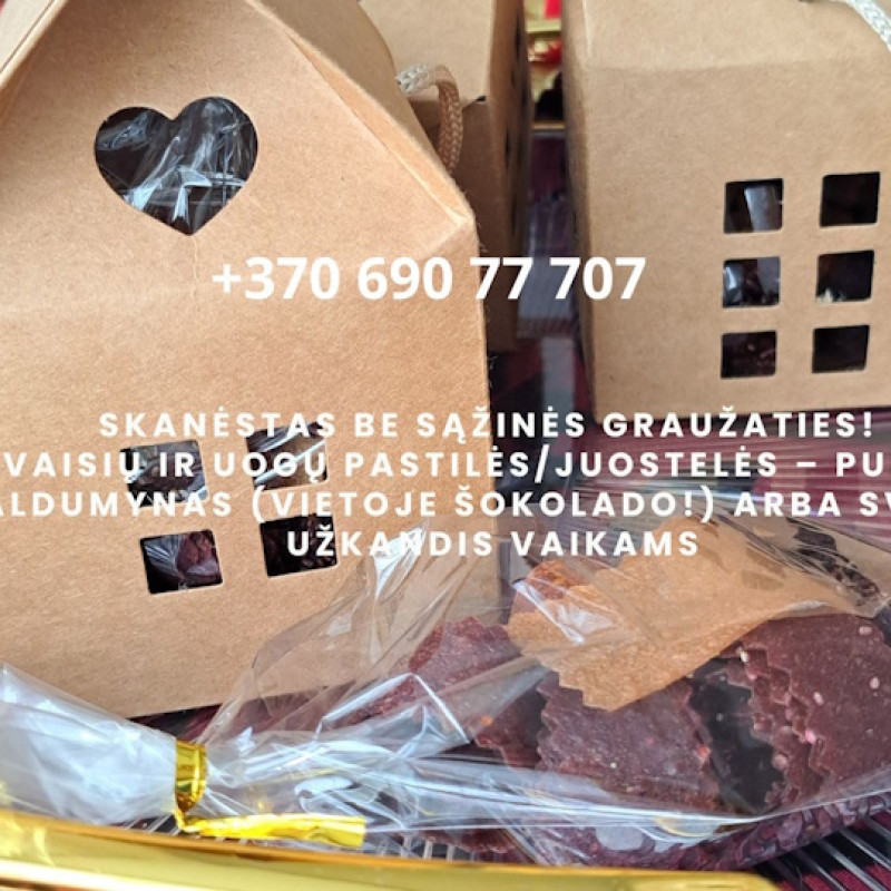 Rankų darbo džiovintos vaisių ir uogų juostelės dovanų dėžutėje
