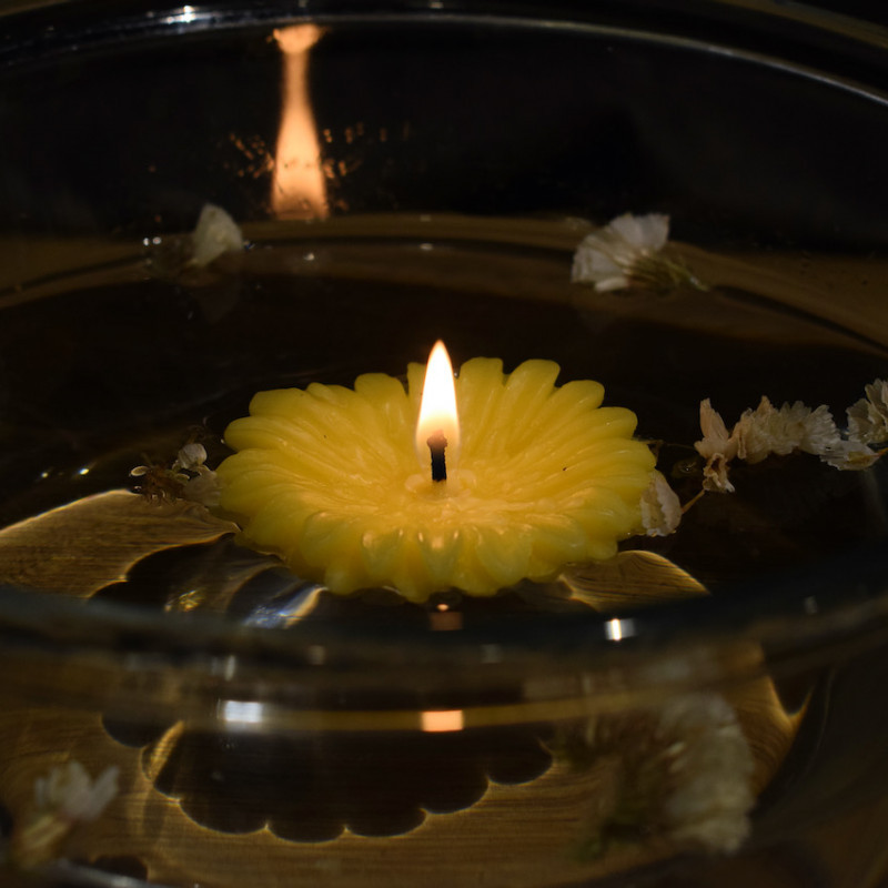 „Gerbera plaukianti” - bičių vaško žvakė